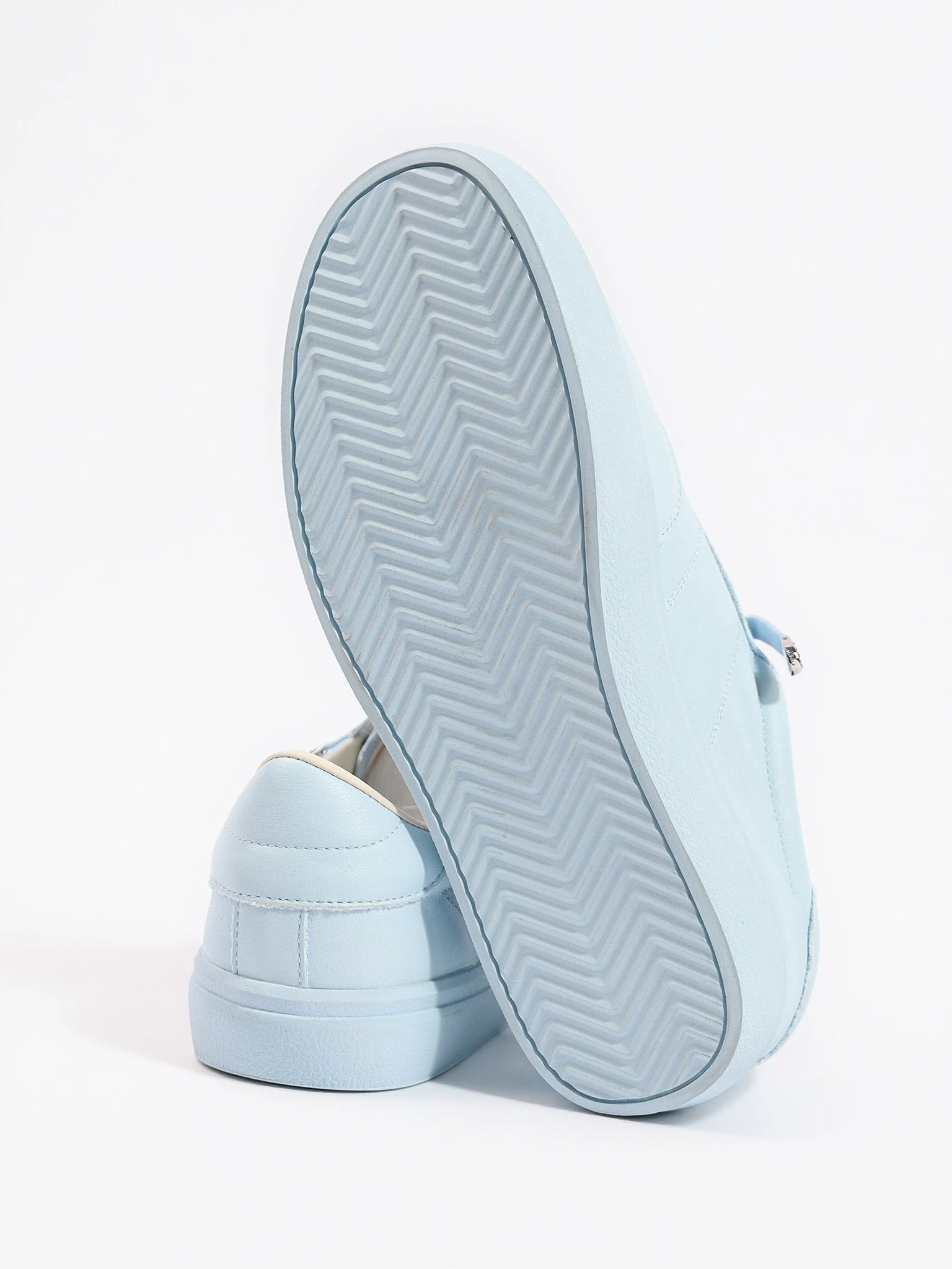 Кеды голубого цвета на низкой подошве